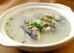石斛鲫鱼汤的做法及功效