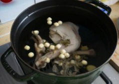 石斛莲子鸡汤的做法
